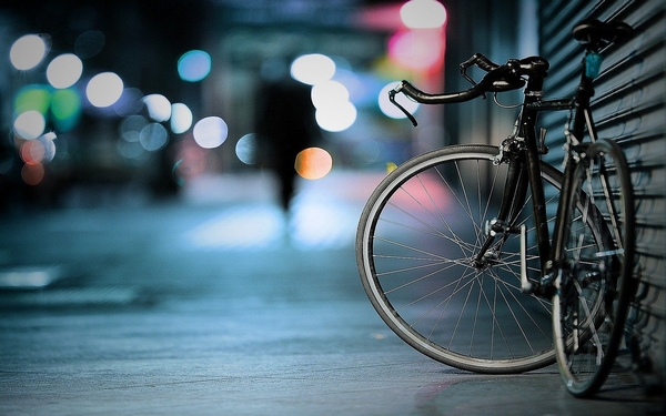 Einzelnes Fahrrad in Stadt bei Nacht