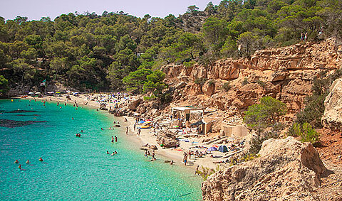 Der Strand von Cala Salada an der Küste von Ibiza