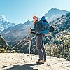 Wanderer in den Bergen, mit Wanderstöcken und Rucksack