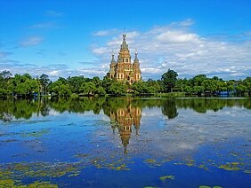 Blick über Fluss auf Sankt Petersburg