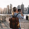 Touristin fotografiert New York Skyline