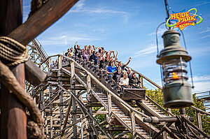 Holz-Achterbahn während der Fahrt im Heide Park Soltau. 