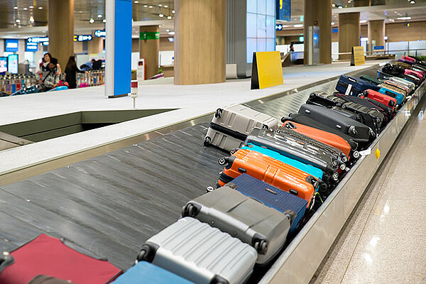Gepäck auf Band am Flughafen