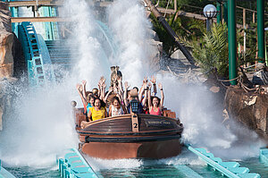 Eine Wasserbahn im Europa-Park erzeugt einen großen Splash-Effekt, während die Gäste jubeln.