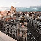 Blick von einem Gebäudedach auf die Straßen Barcelonas